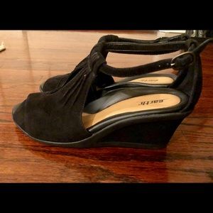 Earth caper black suede sandals size 8